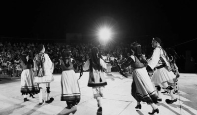 Για τρεις ημέρες η Σκόπελος πλημμύρισε παραδοσιακούς χορούς από όλη την Ελλάδα– κι εμείς ήμασταν εκεί