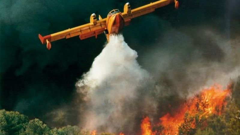 Συνεχίζεται η μάχη των πυροσβεστών σε Ανάβυσσο και Σπέτσες
