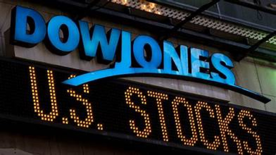 Wall Street σε ράλι-ρεκόρ: Ο Dow «φλερτάρει» με τις 50.000 μονάδες εν μέσω προσδοκιών για συμφωνία