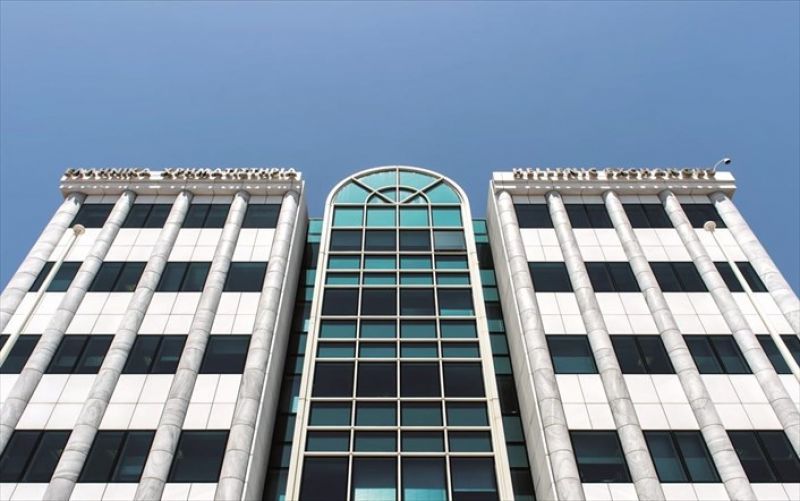 Στο εξωτερικό παραμένει το 70% των ταμειακών διαθεσίμων των εισηγμένων