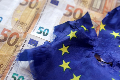 Οι εκτός ευρωζώνης βλέπουν με… καλό μάτι το ευρώ