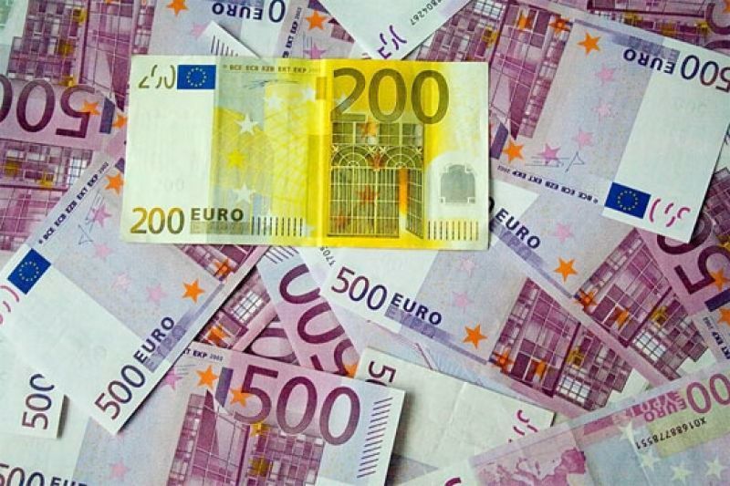 Διατηρείται αλλά "χάνεται" ο 14ος μισθός - Μείωση μισθών 6-7% για δημόσιο τομέα - Στις 11.30 η ανακοίνωση των νέων μέτρων
