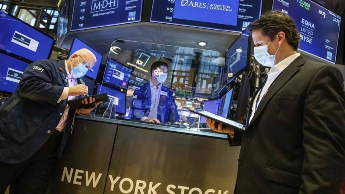 Πυρ ομαδόν δέχεται η Wall Street-Πολύπλευρες οι πιέσεις