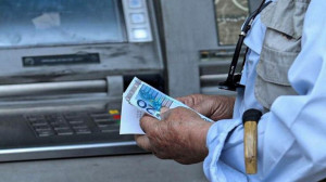 Οι κερδισμένοι συνταξιούχοι από τη φορολόγηση διυλιστηρίων-Έρχεται έκτακτο βοήθημα Χριστουγέννων