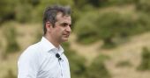 Συνδυάζει δουλειά και διακοπές στη Σίφνο ο Κυριάκος