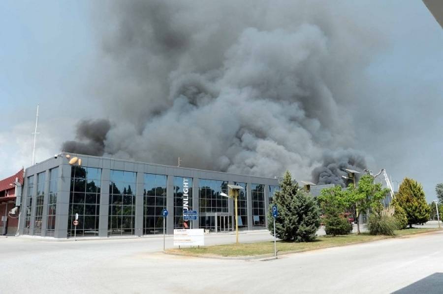 Στις φλόγες εργοστάσιο της Sunlight στη ΒΙΠΕ Κομοτηνής