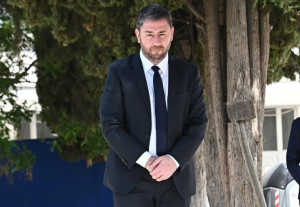Το λευκό τριαντάφυλλο του Ανδρουλάκη στον τάφο της Φώφης