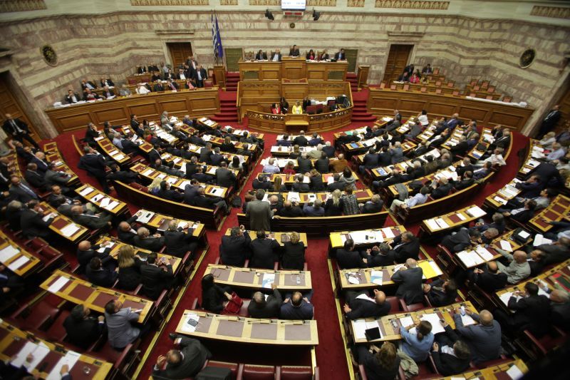 Την Τετάρτη ψηφίζεται 13η σύνταξη και μειωμένος ΦΠΑ