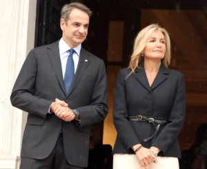 Στο Λονδίνο ο Μητσοτάκης- Επιδεινώθηκε η υγεία του πατέρα της συζύγου του