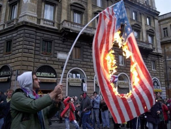 Η Ελλάδα στις χώρες με τα υψηλότερα επίπεδα αντιαμερικανισμού