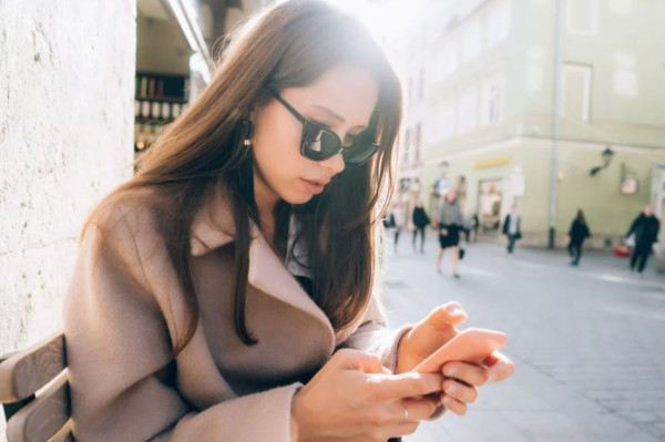 Digital Detox: Η απλή κίνηση που μειώνει τον χρόνο στο κινητό