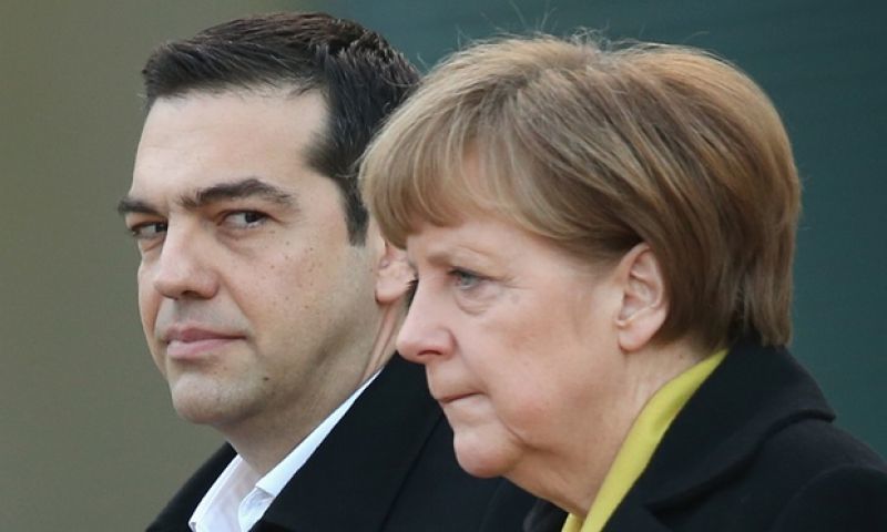 Τσίπρας ασθμαίνων καλεί Μέρκελ για την εμπλοκή ΝΑΤΟ στο προσφυγικό