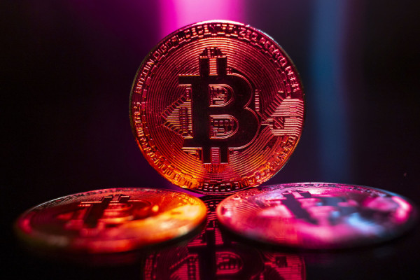 Bitcoin: Σκληρή διόρθωση με απώλειες που άγγιξαν το 10% της αξίας του