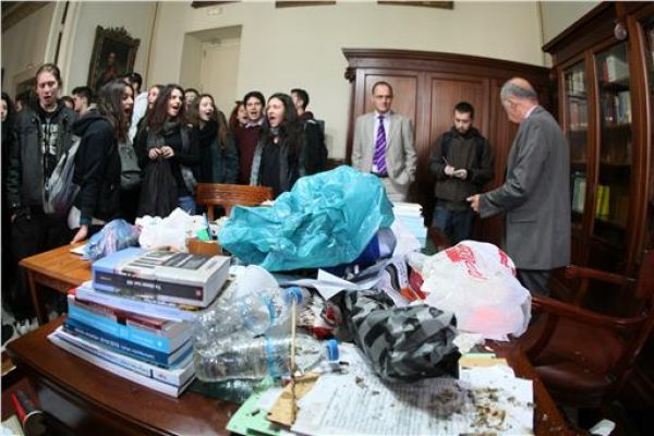 Σκουπίδια στο γραφείο του αντιπρύτανη του ΕΚΠΑ, άδειασαν φοιτητές