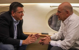 Ο Δένδιας παρέλαβε τον Τζιτζικώστα από τη Σμύρνη