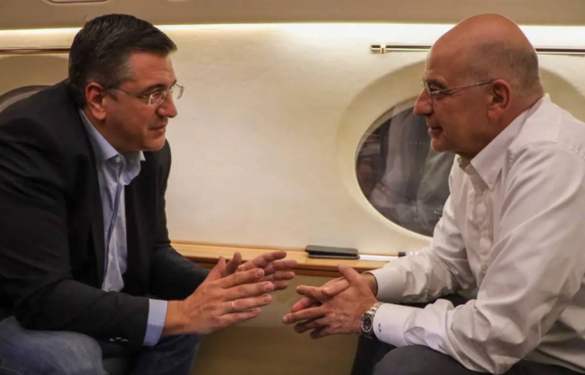 Ο Δένδιας παρέλαβε τον Τζιτζικώστα από τη Σμύρνη