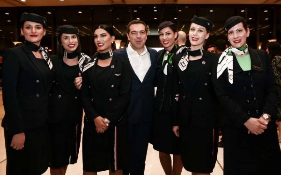 Ο Αλέξης, α λα Ντι Κάπριο, ποζάρει με αεροσυνοδούς…