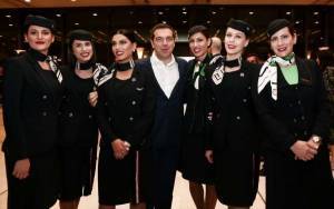 Ο Αλέξης, α λα Ντι Κάπριο, ποζάρει με αεροσυνοδούς…