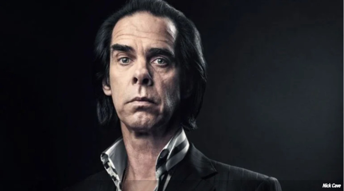 “Κοροϊδεύει την ανθρώπινη ύπαρξη”: Ο Nick Cave αντιδρά σε τραγούδι που έγραψε αλγόριθμος, αντιγράφοντας το στιλ του