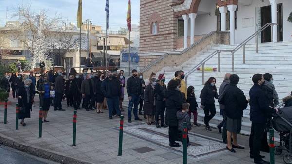 Εικόνες συνωστισμού έξω από εκκλησίες-Ανησυχίες λοιμωξιολόγων (φωτο+βίντεο)