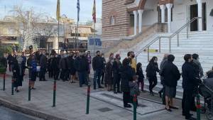Εικόνες συνωστισμού έξω από εκκλησίες-Ανησυχίες λοιμωξιολόγων (φωτο+βίντεο)