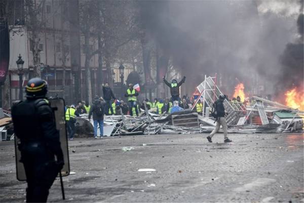 Ταραχές στο Παρίσι με τα "κίτρινα γιλέκα"