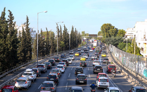 Αττική: «Ασφυκτιούν» οι δρόμοι λόγω της εξόδου των εκδρομέων – Πού καταγράφονται καθυστερήσεις