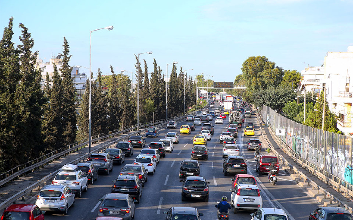 Αττική: «Ασφυκτιούν» οι δρόμοι λόγω της εξόδου των εκδρομέων – Πού καταγράφονται καθυστερήσεις