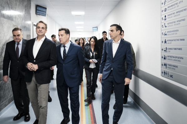 Μητσοτάκης και Γεωργιάδης στα ανακαινισμένα ΤΕΠ του Ερυθρού Σταυρού