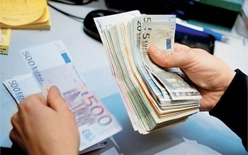 Reuters: Αυξήθηκαν οι εκροές καταθέσεων στην Ελλάδα λόγω της έντασης με την Ευρώπη