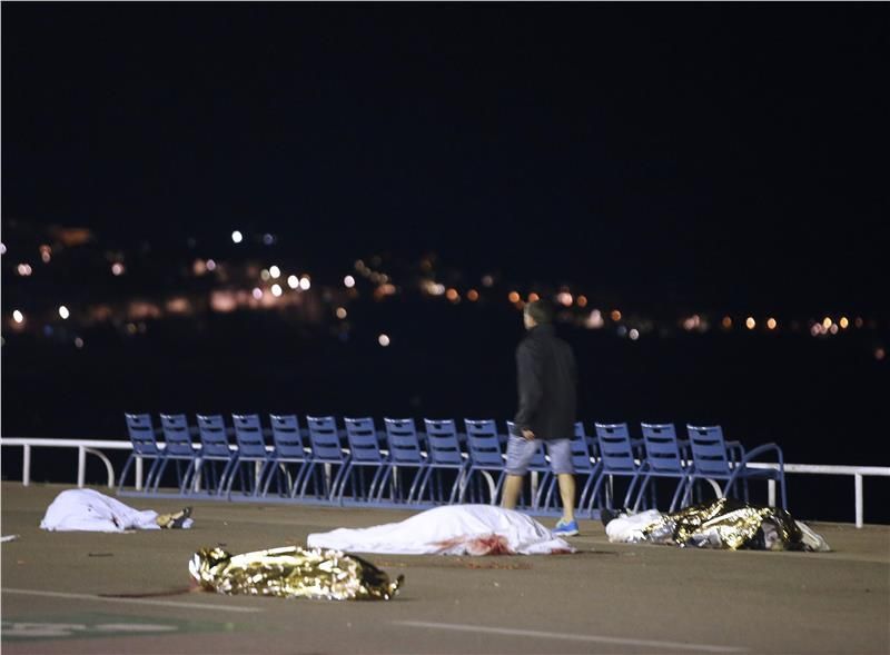 Γιούνκερ: Ακλόνητη η αλληλεγγύη μας στο γαλλικό λαό