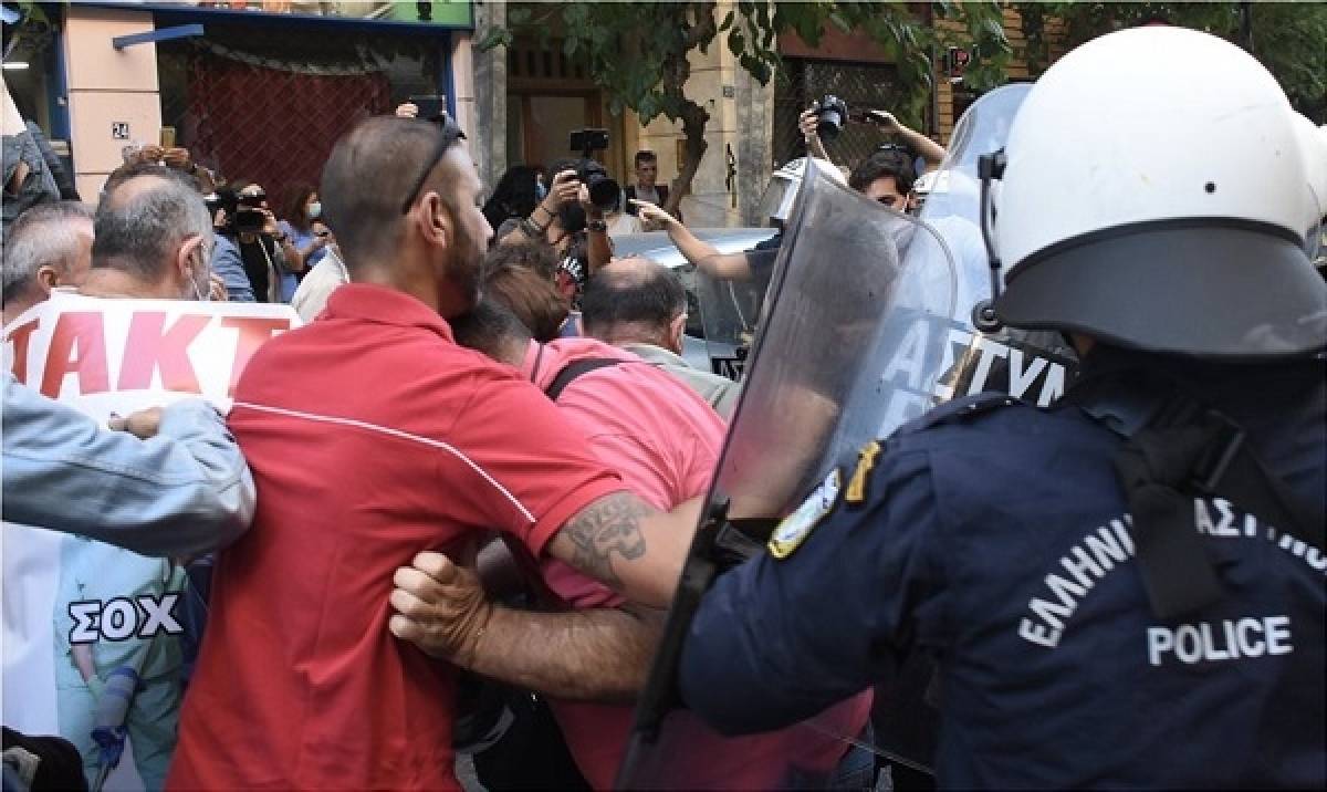 Ένταση σε συγκέντρωση της ΠΟΕΔΗΝ έξω από το υπουργείο Υγείας