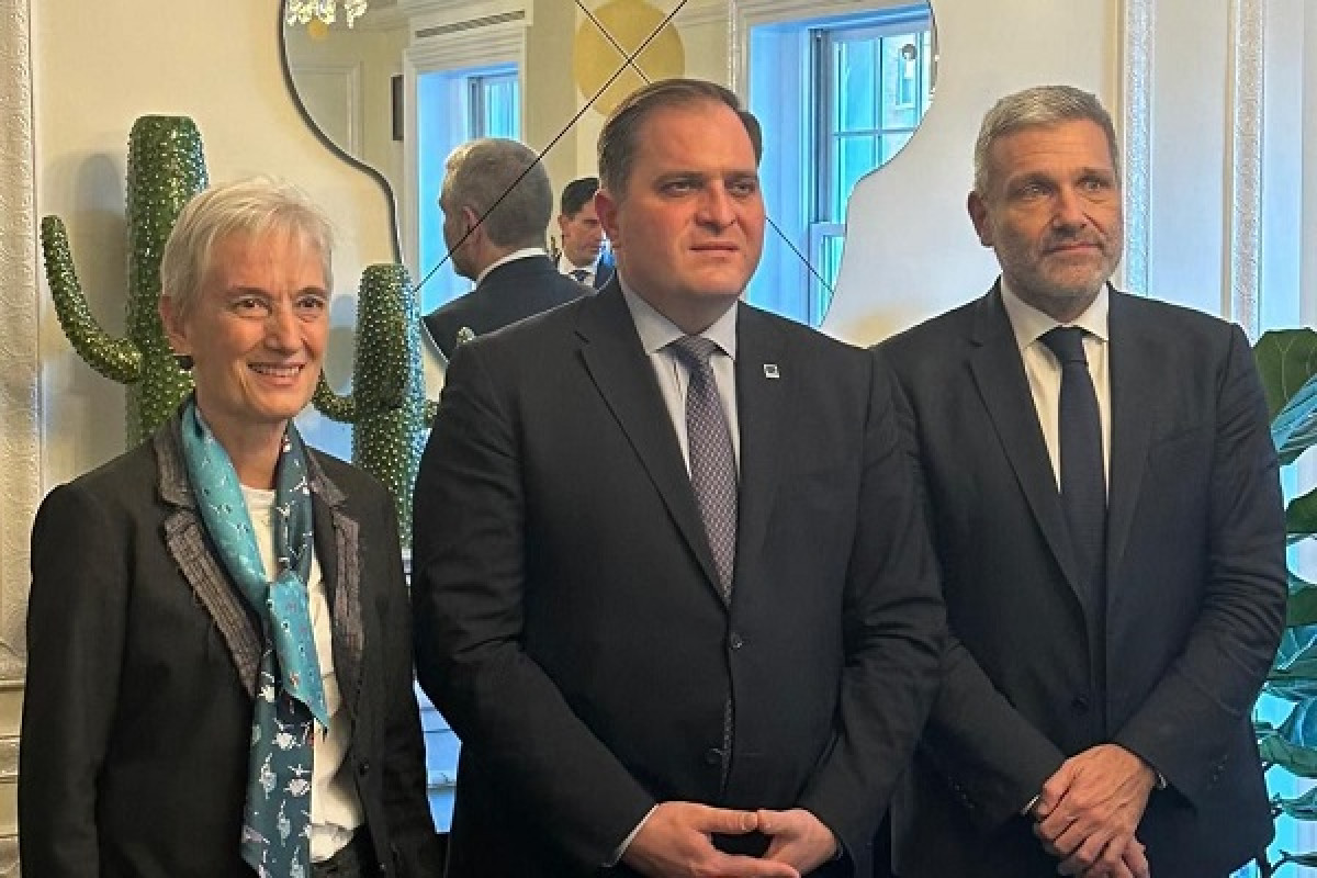 Η Πρέσβης της Ελληνικής Δημοκρατίας στις Ηνωμένες Πολιτείες, Κατερίνα Νασίκα, ο Διοικητής της ΑΑΔΕ, Γιώργος Πιτσιλής και ο Γενικός Πρόξενος της Ελλάδας στην Νέα Υόρκη, Ντίνος Κωνσταντίνου