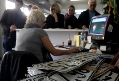 Παρκάρουν τα αυτοκίνητα, επιστρέφουν τις πινακίδες-Ισχυρά τα κίνητρα