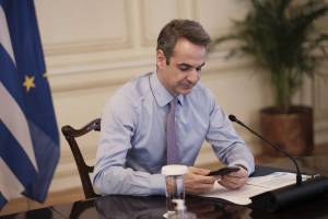 Ο Μητσοτάκης στηρίζει την πρόταση Μόσιαλου για εμβόλια και τεστ