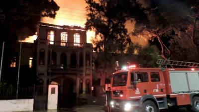 Πυρκαγιά κατέστρεψε ολοσχερώς το Πολεμικό Μουσείο Χανίων (βίντεο)
