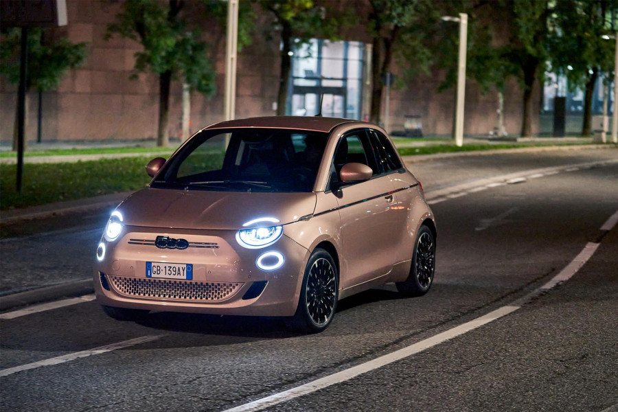 Το νέο FIAT 500 δίνει κίνηση και στην «Πόλη του Φωτός»