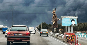 Σε τροχιά γενικευμένης σύγκρουσης η Μέση Ανατολή – Χτυπήματα σε πετρελαϊκές εγκαταστάσεις της Τεχεράνης και αντίποινα