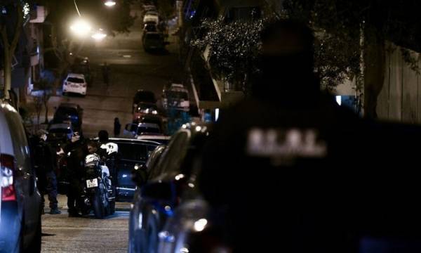 Έπεσαν μολότοφ έξω από τα δικαστήρια της Ευελπίδων