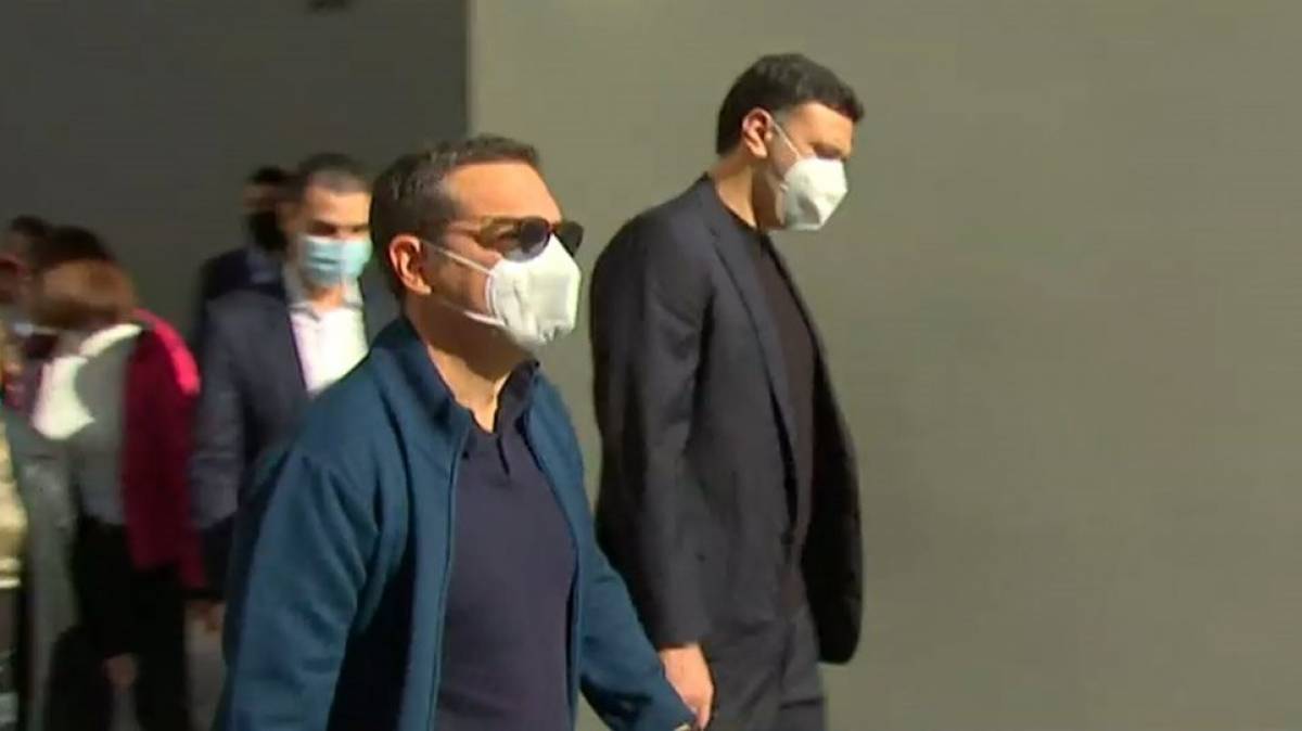 Χωρίς κάμερες εμβολιάστηκε ο Τσίπρας-Επίθεση στην κυβέρνηση
