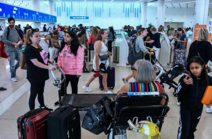 Οι Αμερικανοί καθυστερούν να κλείσουν καλοκαιρινές διακοπές περιμένοντας εκπτώσεις «τελευταίας στιγμής»