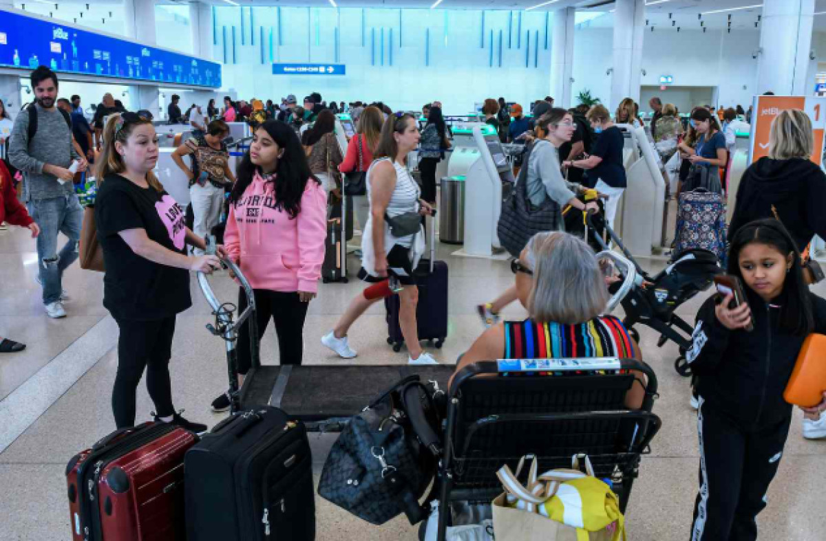 Οι Αμερικανοί καθυστερούν να κλείσουν καλοκαιρινές διακοπές περιμένοντας εκπτώσεις «τελευταίας στιγμής»