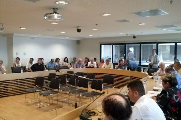 ΠΕΔ-ΚΜ: “Όχι” στην κατάθεση των ταμειακών διαθεσίμων των δήμων