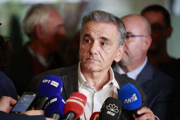 O... ινδουιστικός αποχαιρετισμός του Τσακαλώτου στον ΣΥΡΙΖΑ