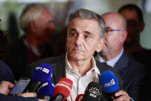 O... ινδουιστικός αποχαιρετισμός του Τσακαλώτου στον ΣΥΡΙΖΑ