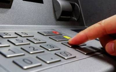Τράπεζες: Μπαράζ χρεώσεων σε συναλλαγές και υπηρεσίες - Τέλος η δωρεάν ανανέωση κάρτας