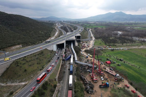 Τέμπη: Κόντρα κυβέρνησης- αντιπολίτευσης με φόντο το πόρισμα του ΕΜΠ