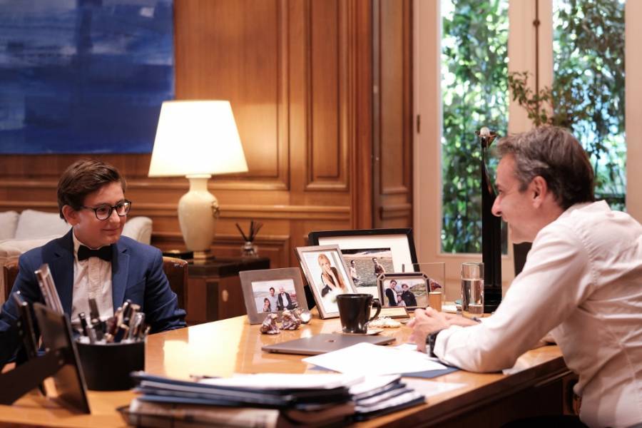 Με τον 13χρονο ποιητή Δημοσθένη Δεσποτίδη συναντήθηκε ο Πρωθυπουργός