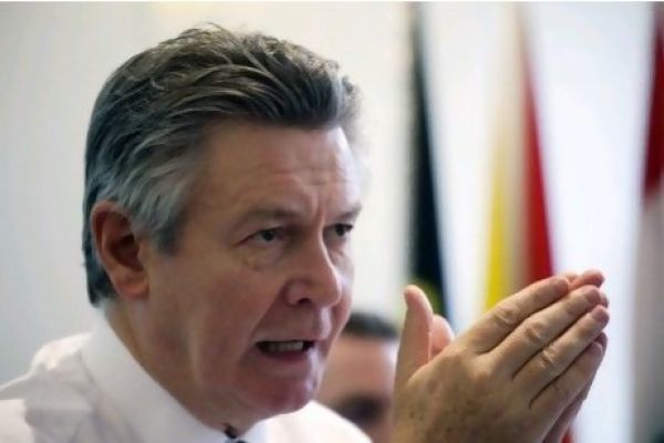 Ντε Χουκτ: «Στην Ευρώπη επεξεργάζονται σενάρια για την έξοδο της Ελλάδας από το ευρώ»