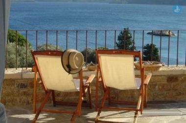Airbnb και κατάρρευση εσωτερικού τουρισμού πλήττουν τα μικρά καταλύματα